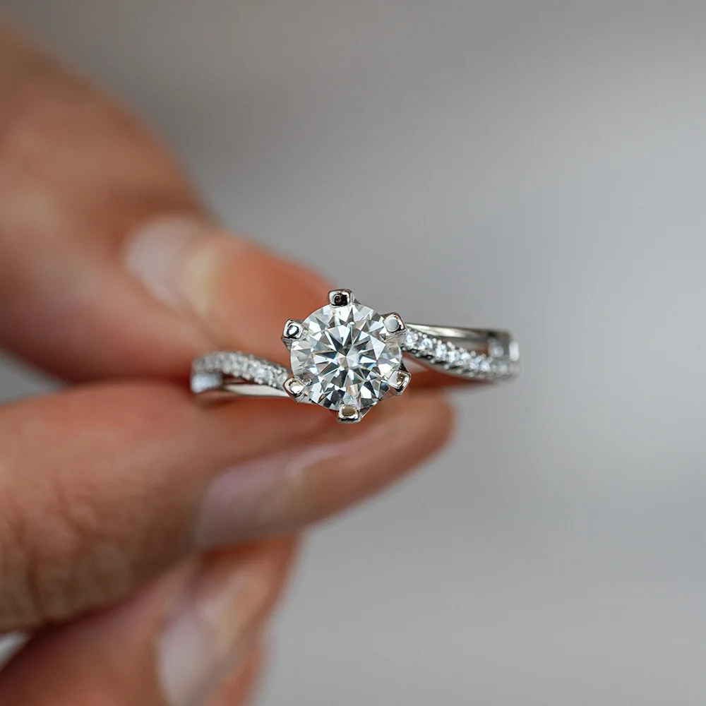 Lumira Ring met Twisted Arm Mo - Moissanite Engagement Ring 1 Carat recensie en prijs